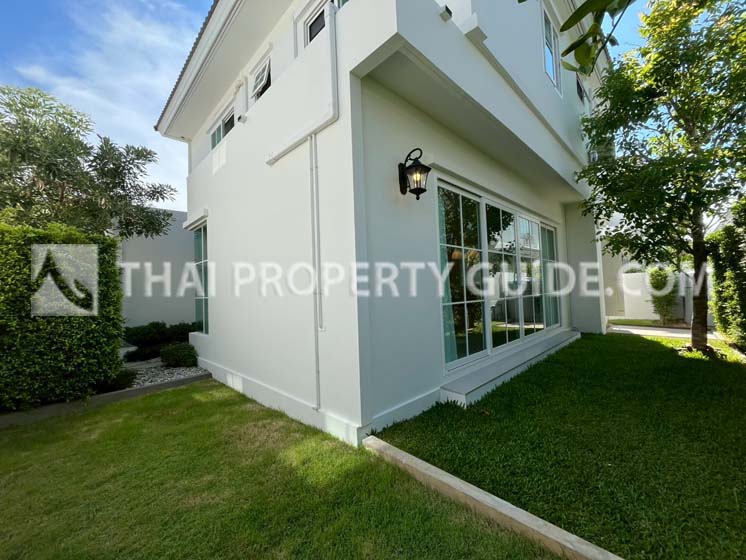 House with Shared Pool in Bangnatrad 